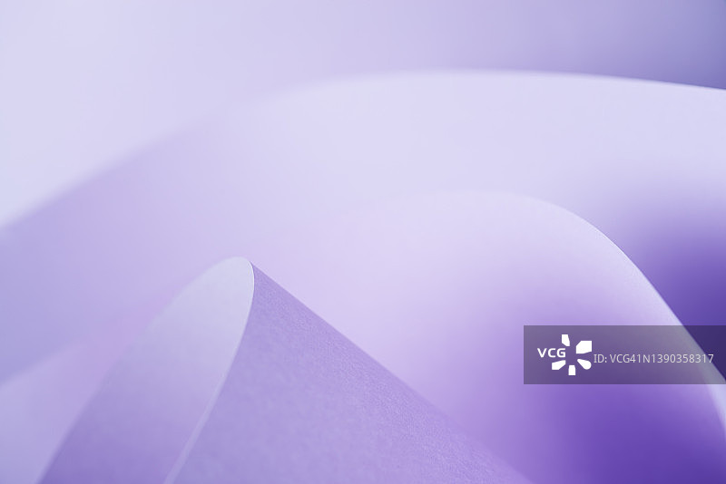 抽象紫色背景，带不同角度的曲线图片素材