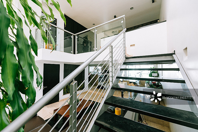 带有夹层的现代化住宅内景图片素材