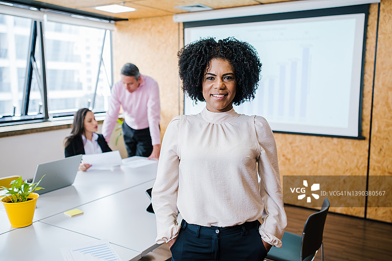 工作中的女商人肖像图片素材