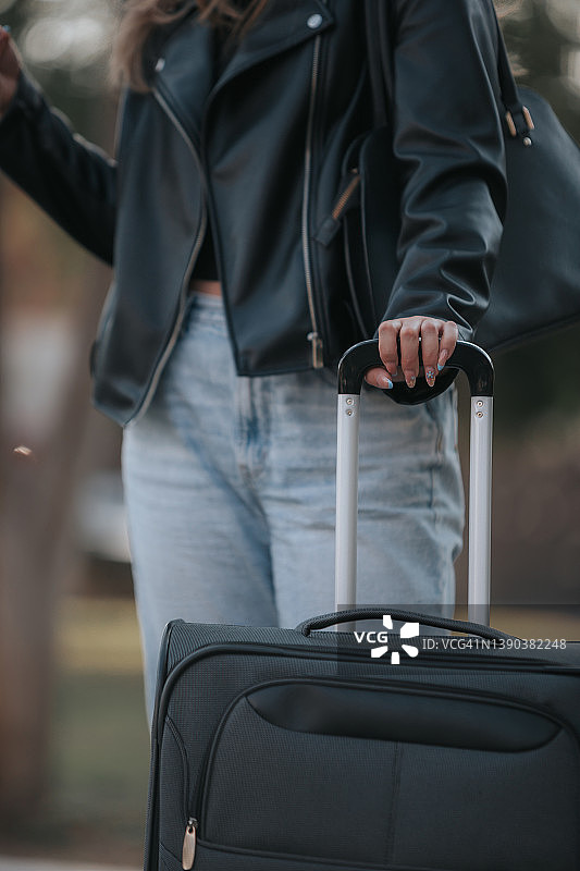在户外环境中旅行的拉杆箱女人图片素材