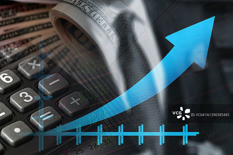 经济增长图：上升的蓝色箭头、美元、计算器和商人图片素材