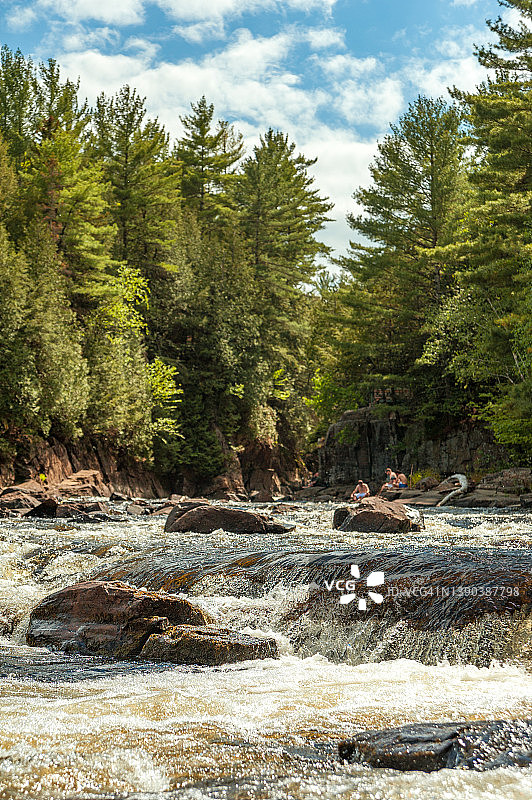 在蒙特佩内瀑布和石板地区公园的河里沐浴的人们图片素材