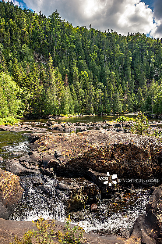 蒙古兰湖、北方森林和群山风光图片素材