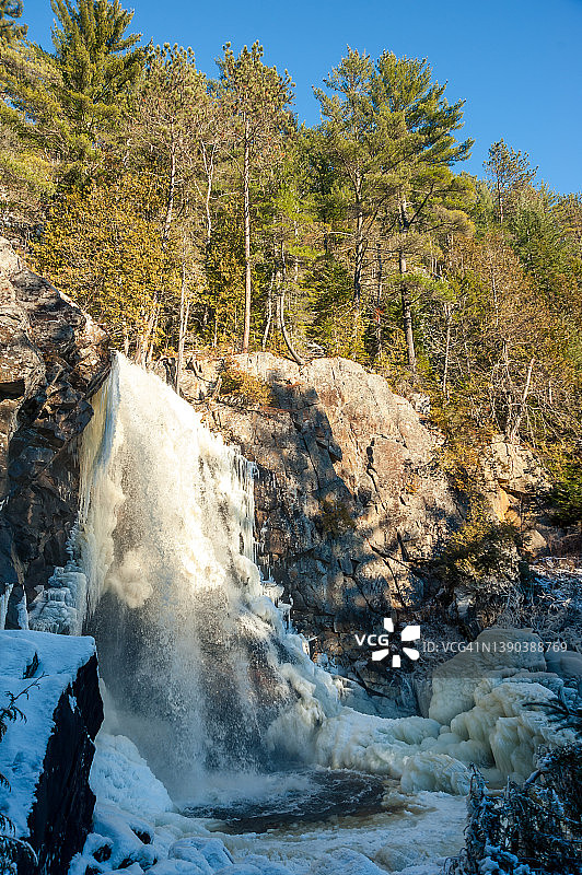 冬季牛瀑布的冰雪景观图片素材