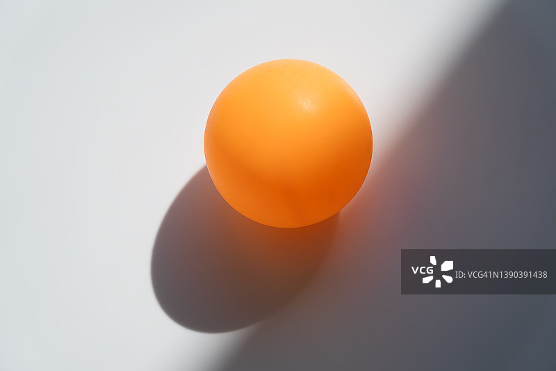 地面上的乒乓球图片素材