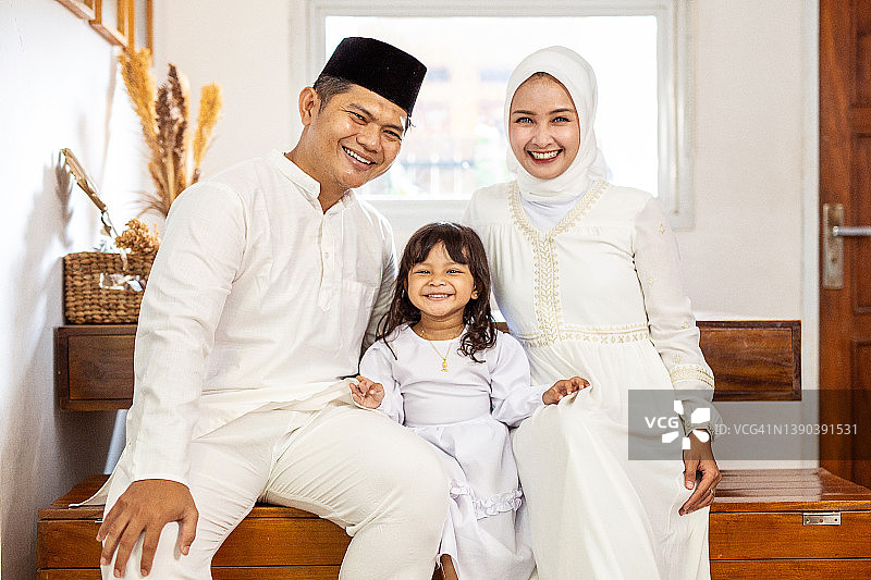 印尼家庭庆祝开斋节图片素材