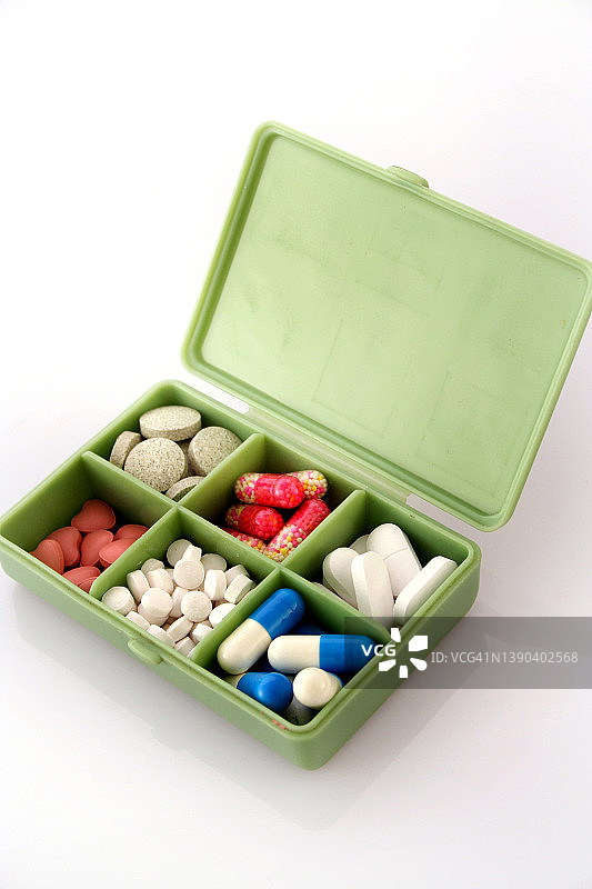 白色背景下的药盒特写图片素材