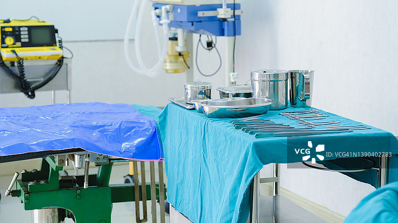 混合手术室中的设备和医疗器械，蓝色滤镜，外科手术，未来手术室图片素材