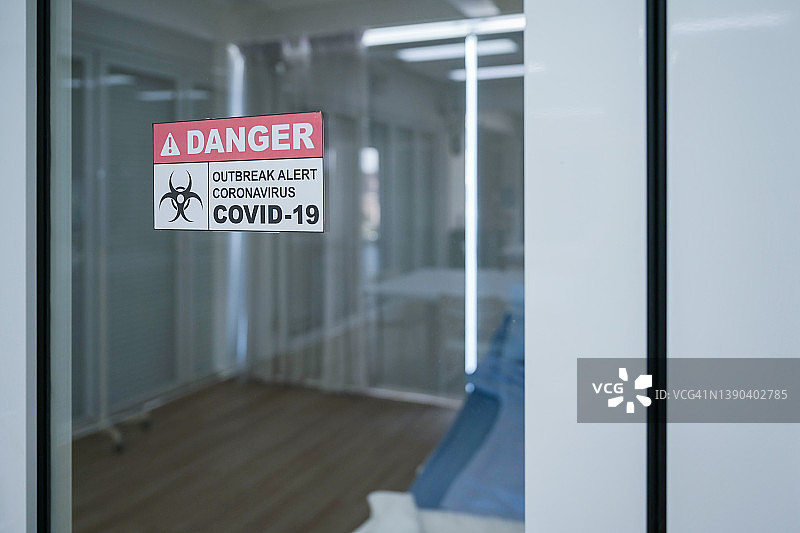 玻璃房间里的新型冠状病毒（covid-19），危险区域贴有贴纸。不要体验冠状病毒的传播。图片素材