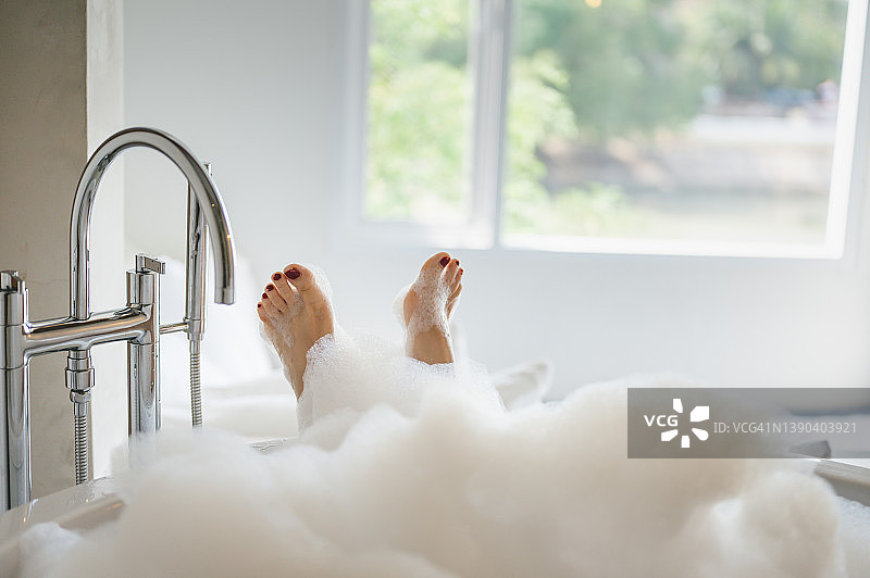 女人在泡泡浴中的腿和脚图片素材