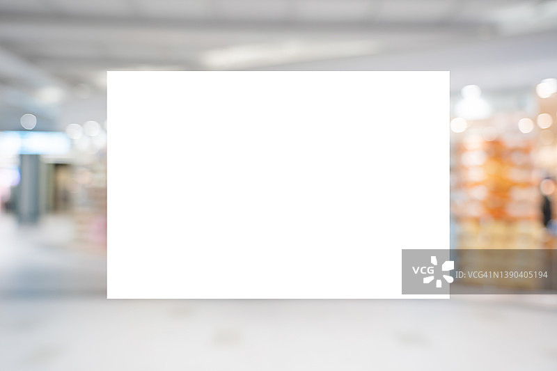 商店照片模糊背景中的空广告牌模型图片素材