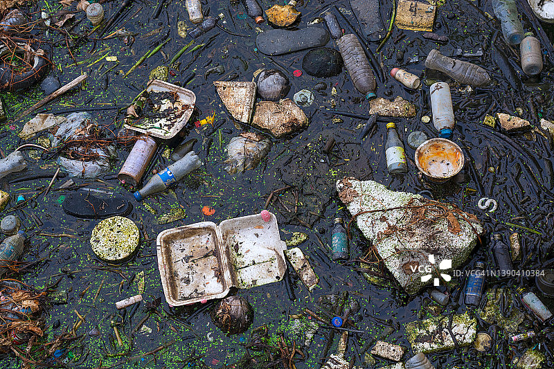 被垃圾污染的河流图片素材