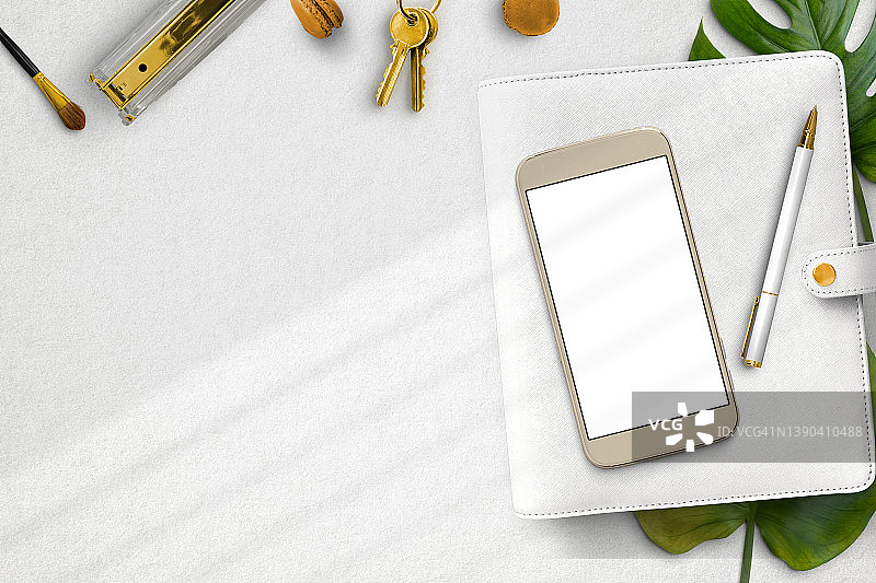 带有笔记本电脑和智能手机的现代白色办公桌，空白笔记本和咖啡，俯视图工作区，白色背景，商务图片素材