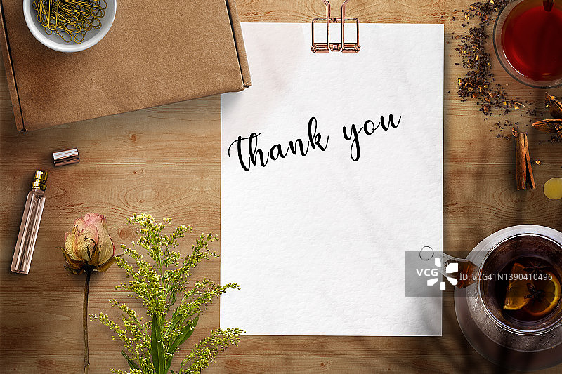 桌面打开的笔记本上的感谢留言图片素材