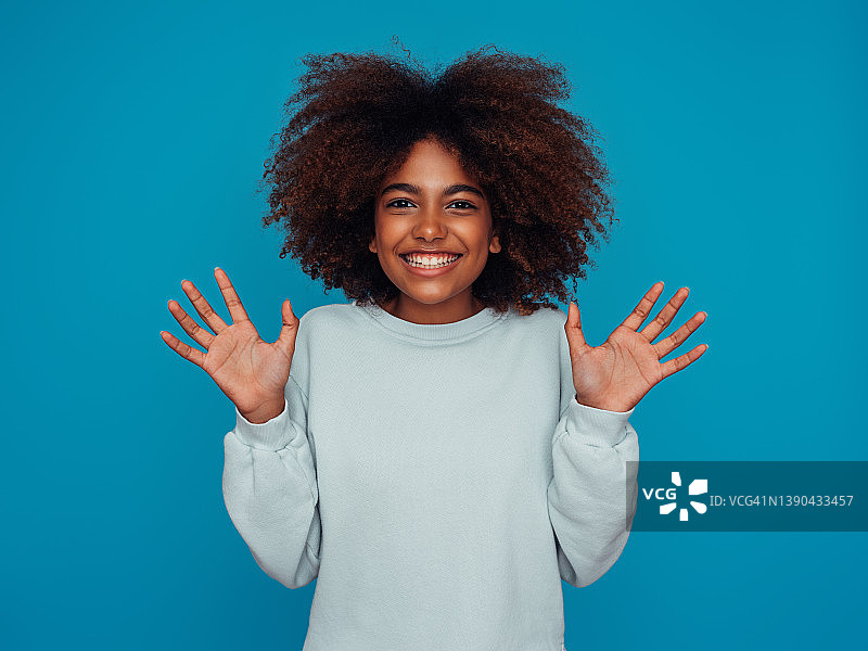 漂亮的卷发女孩图片素材