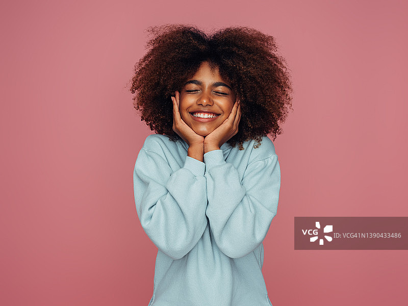 漂亮的卷发女孩图片素材