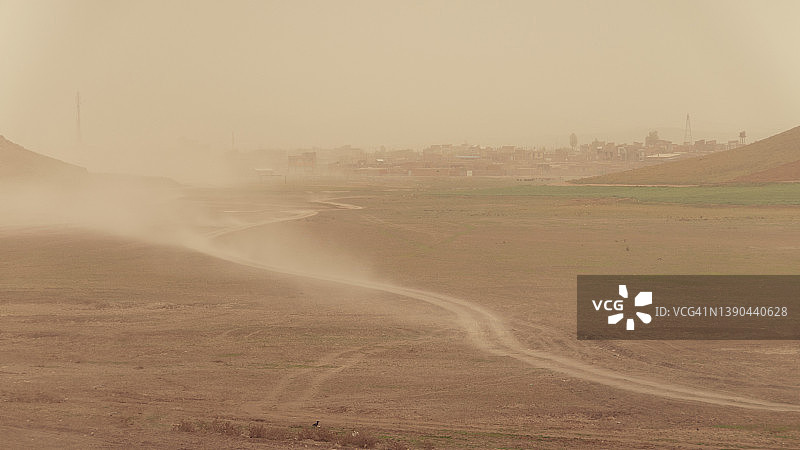 伊朗库尔德斯坦省乡村的沙尘暴图片素材