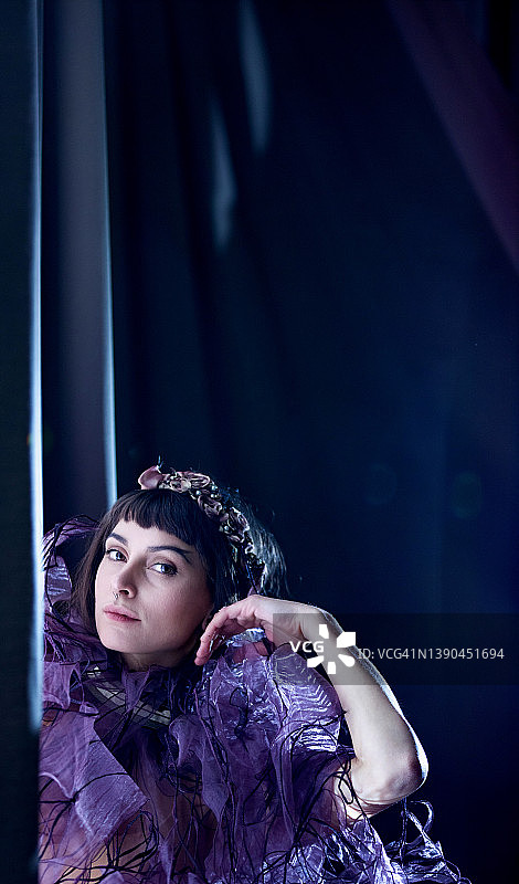 紫色调的优雅复古时尚风格肖像图片素材