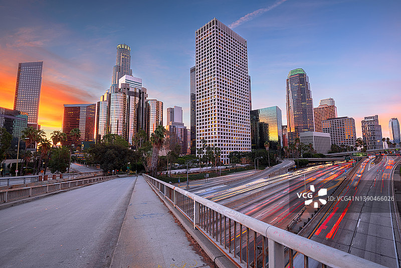 美国加利福尼亚州洛杉矶市中心的天际线和高速公路图片素材