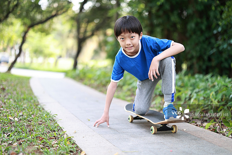滑板男孩图片素材