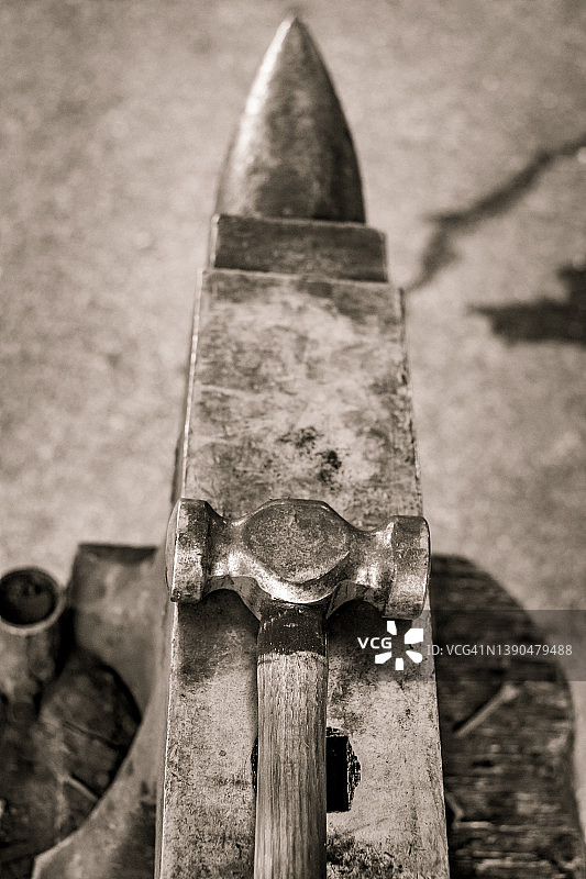 铁砧与锤子图片素材