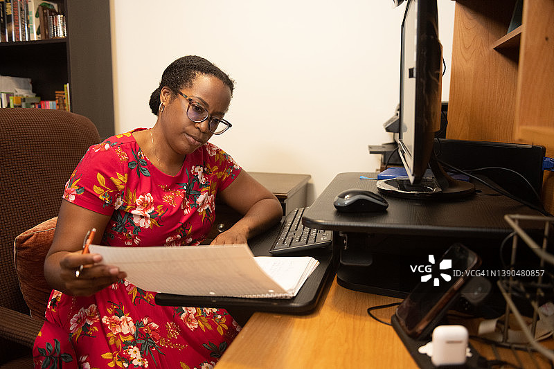 在家工作的图书管理员图片素材