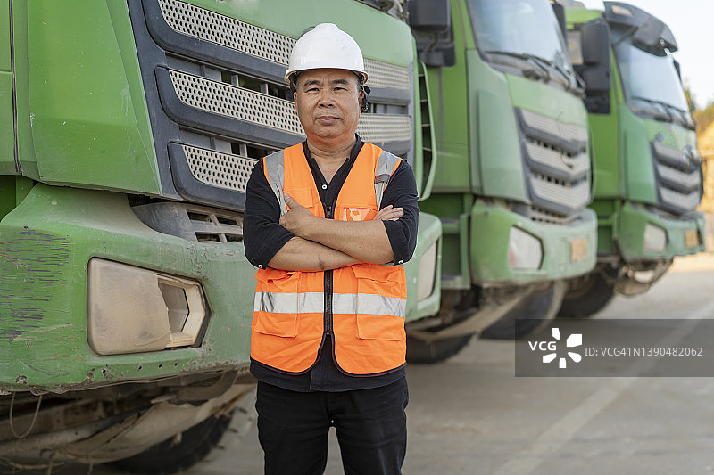 男司机在卡车前图片素材