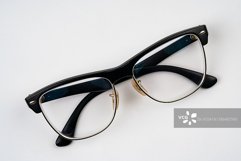 白色背景上的玻璃图片素材