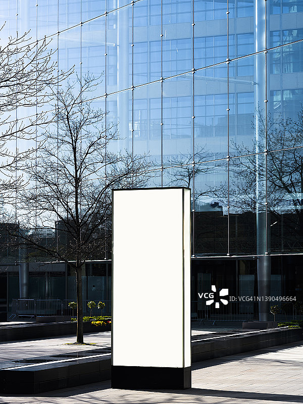 办公楼前空白电子广告牌图片素材