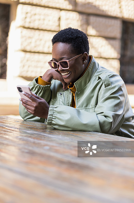 在户外进行视频通话的有魅力的非裔美国女人图片素材
