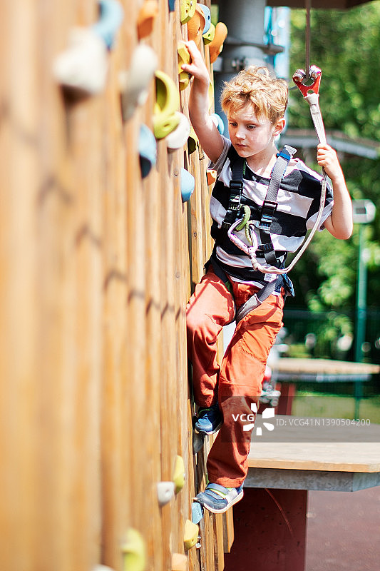 在滑索公园玩耍的小男孩图片素材