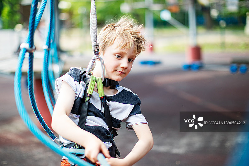 在滑索公园玩耍的小男孩图片素材