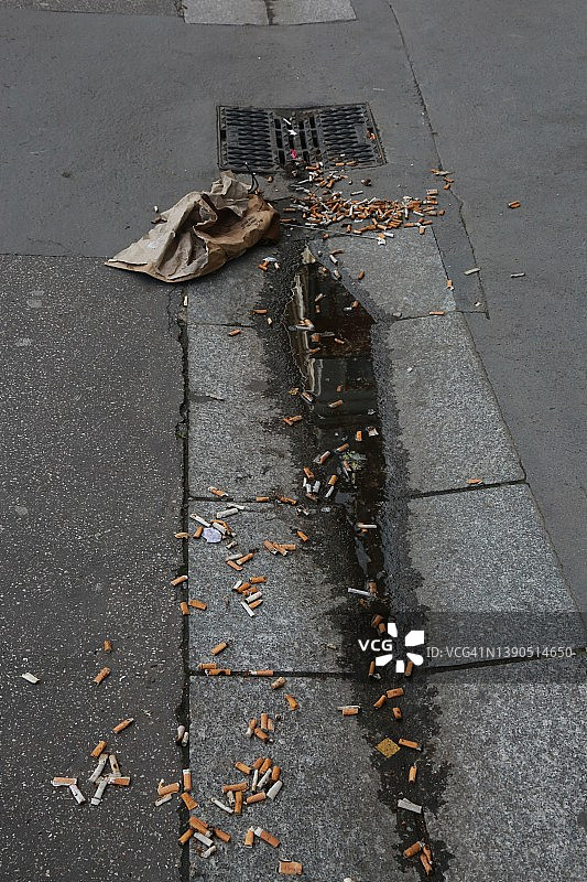 街上的烟头图片素材