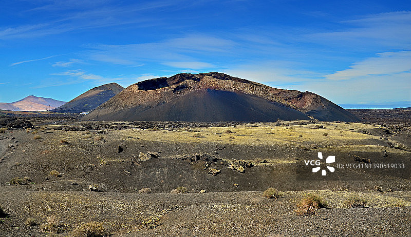 由西班牙兰萨罗特的埃尔库埃沃火山形成的壮观景观全景图片素材