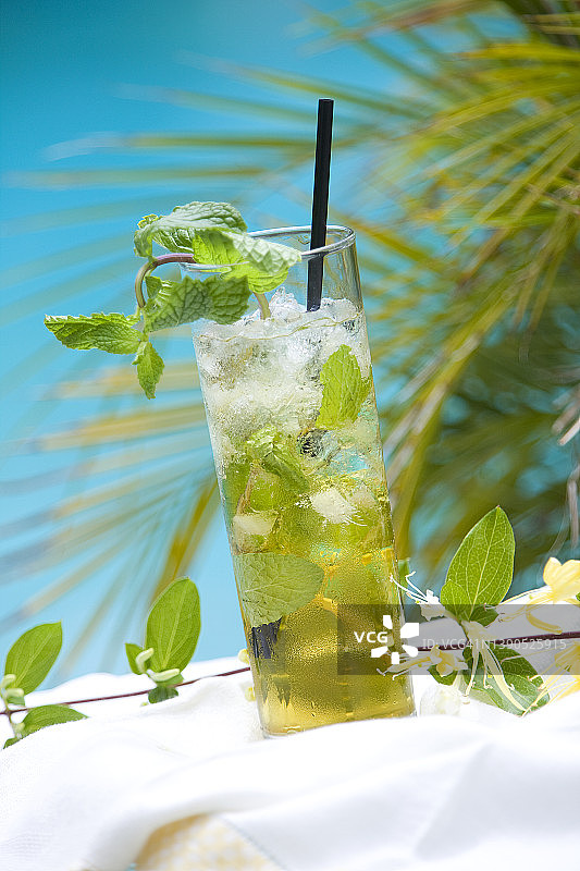 泳池旁的龙舌兰鸡尾酒图片素材