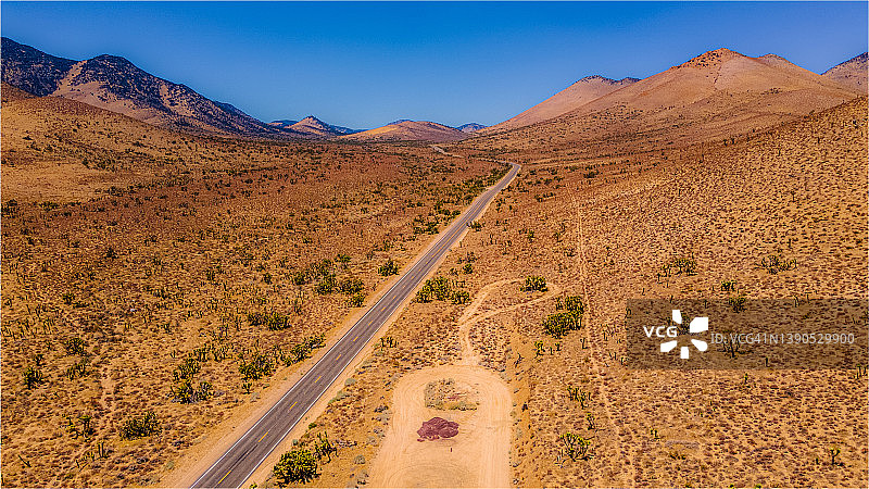 孤零零的无尽道路图片素材