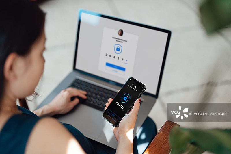 使用笔记本电脑和手机登录网上银行账户的女商人图片素材