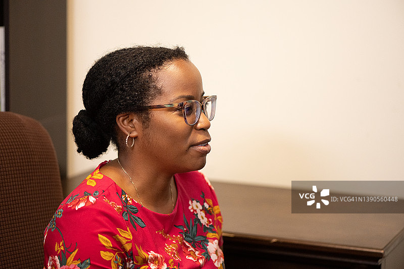 在家工作的图书管理员图片素材