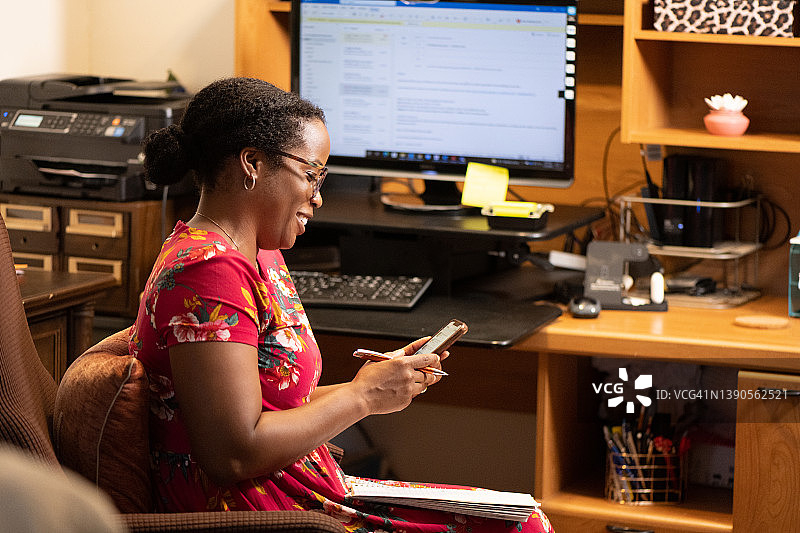 在家工作的图书管理员图片素材