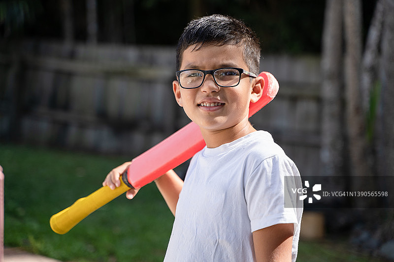 他喜欢打板球图片素材