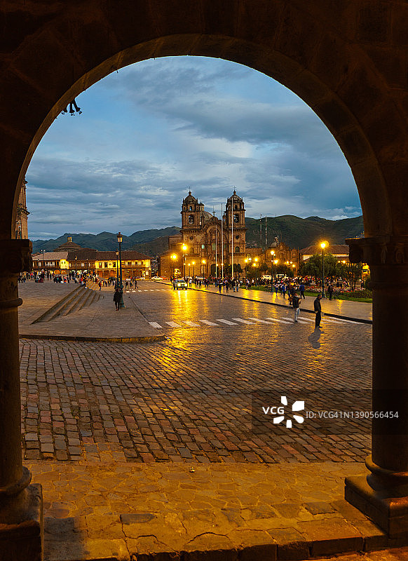 日落时分的秘鲁库斯科武器广场图片素材
