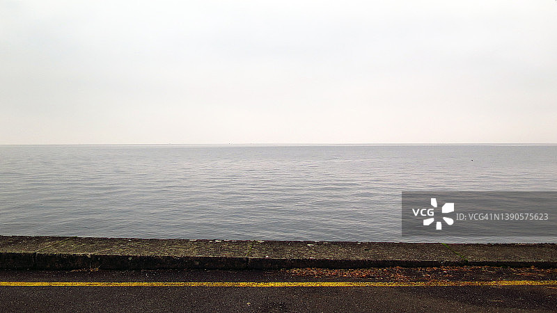 日内瓦湖畔的街道和阴沉的天空图片素材