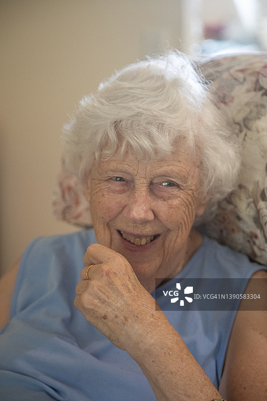 一位九旬老妇与朋友聊天图片素材