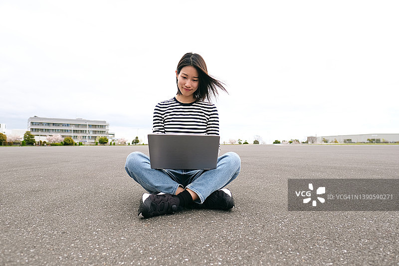 在户外工作的女商人图片素材