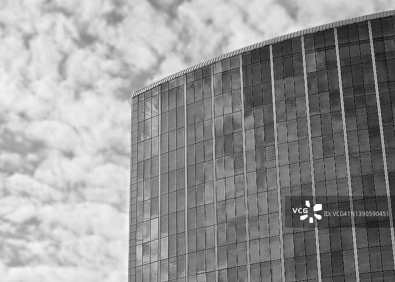 多云天空背景下的现代办公楼外景（黑白特写）图片素材