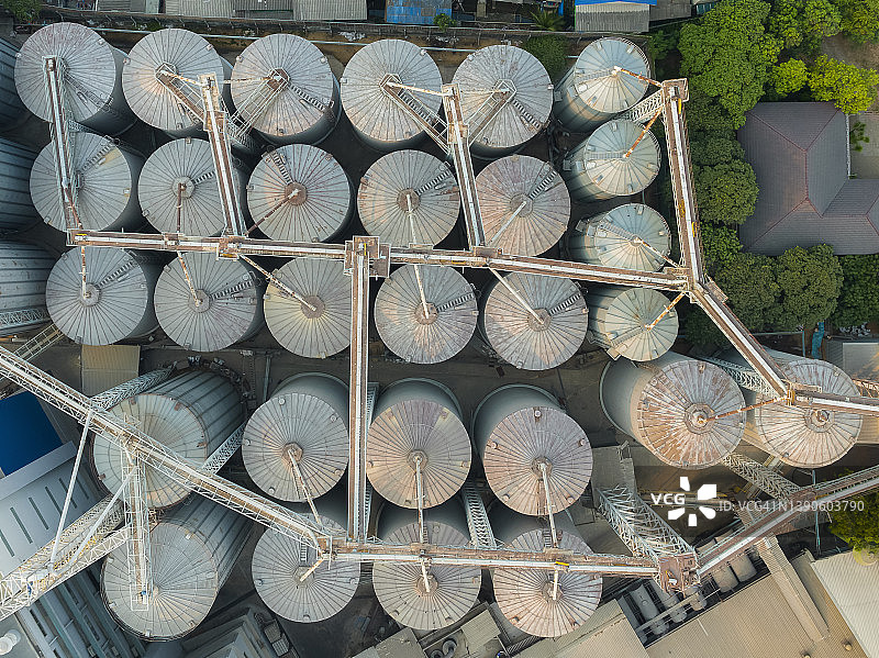 水稻、谷物厂的钢制发酵罐航拍俯视图，农业行业图片素材