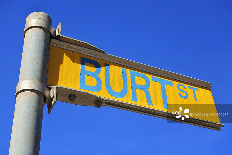 西澳大利亚博尔德市历史悠久的伯特街交通标志图片素材