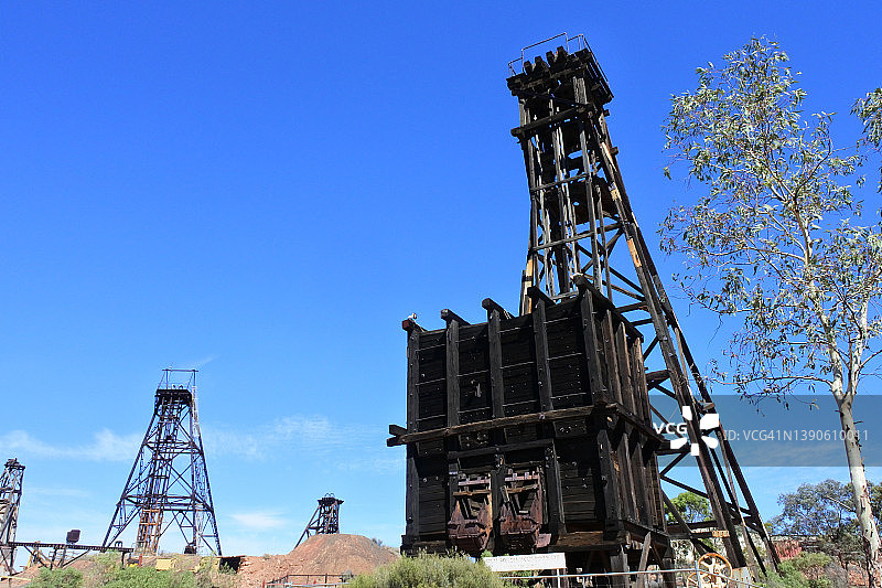 一组废弃的旧高矿井图片素材