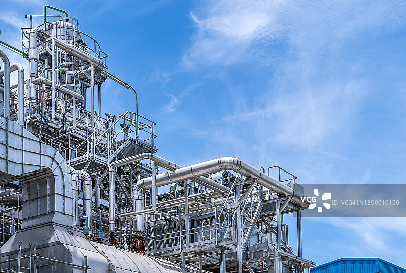 工业区的石油和天然气管道，工厂的管道，炼油厂的工业钢管道和天空特写，发电厂图片素材