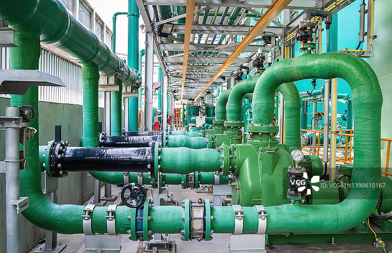 工业区的阀门和管道系统，工厂的钢制管道和阀门，化工厂、电厂、石油和天然气工业中流行的管道泵和电机图片素材